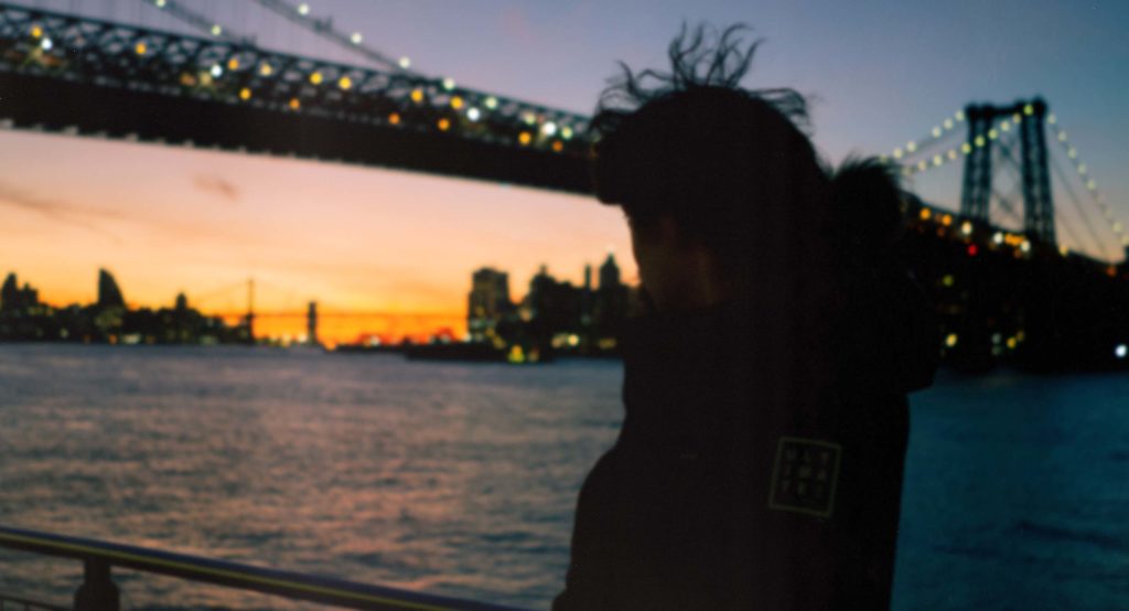 DENGARKAN: Kasi Opi Meluncurkan Single “FOMO” Baru yang Menarik bersama Jake Neumar